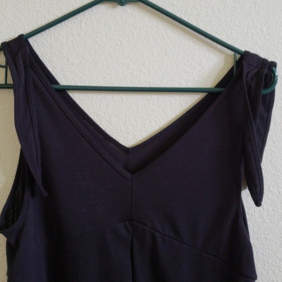 Flowy black tank with tie shoulders - Picture 2 of 2